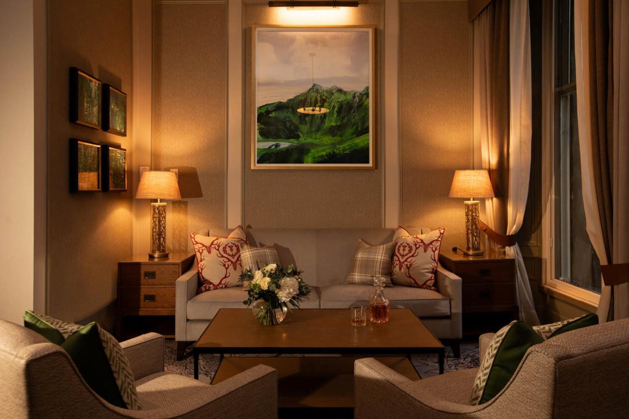 Intercontinental Edinburgh The George By Ihg Hotel Luaran gambar A living room with a painting by the artist
