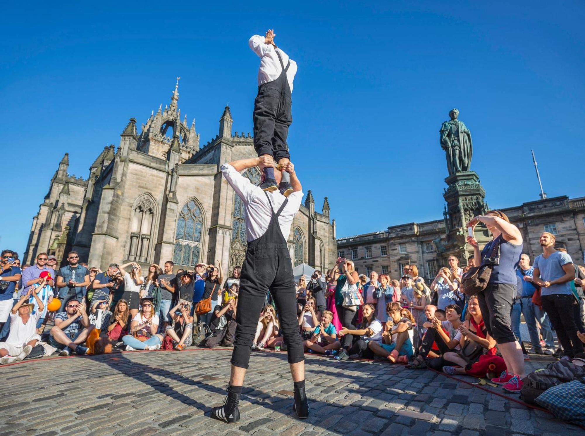 Intercontinental Edinburgh The George By Ihg Hotel Luaran gambar Street performers on the Royal Mile