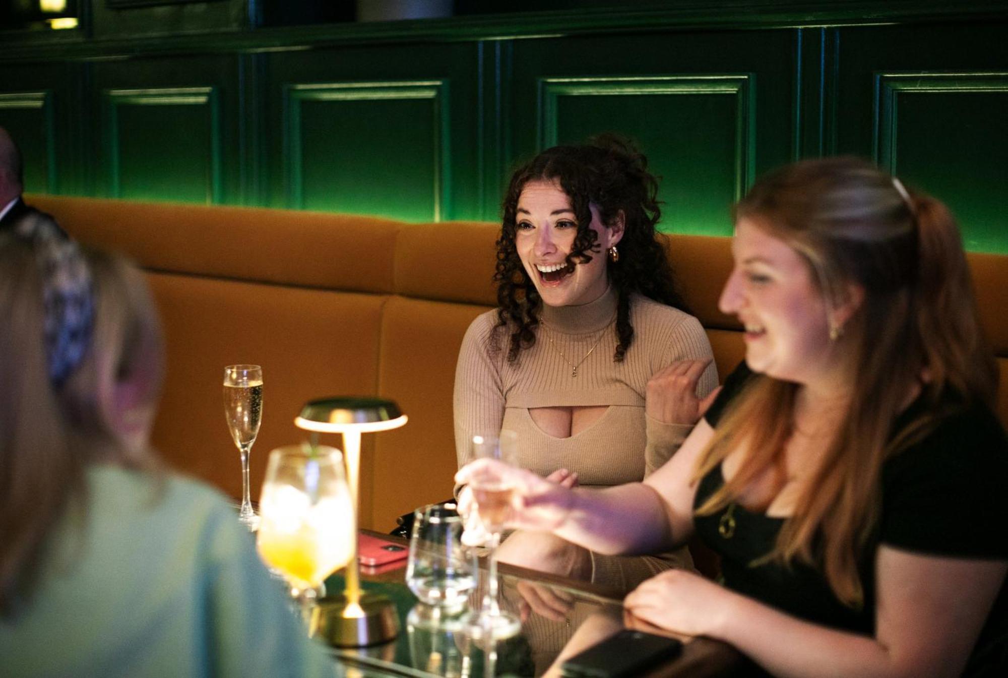 Intercontinental Edinburgh The George By Ihg Hotel Luaran gambar A group of friends at a bar