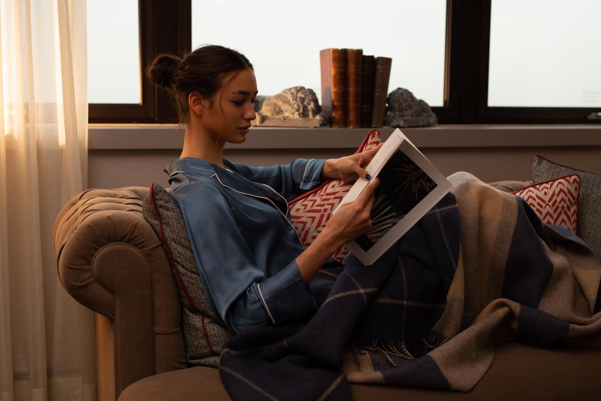 Intercontinental Edinburgh The George By Ihg Hotel Luaran gambar A woman reading a book