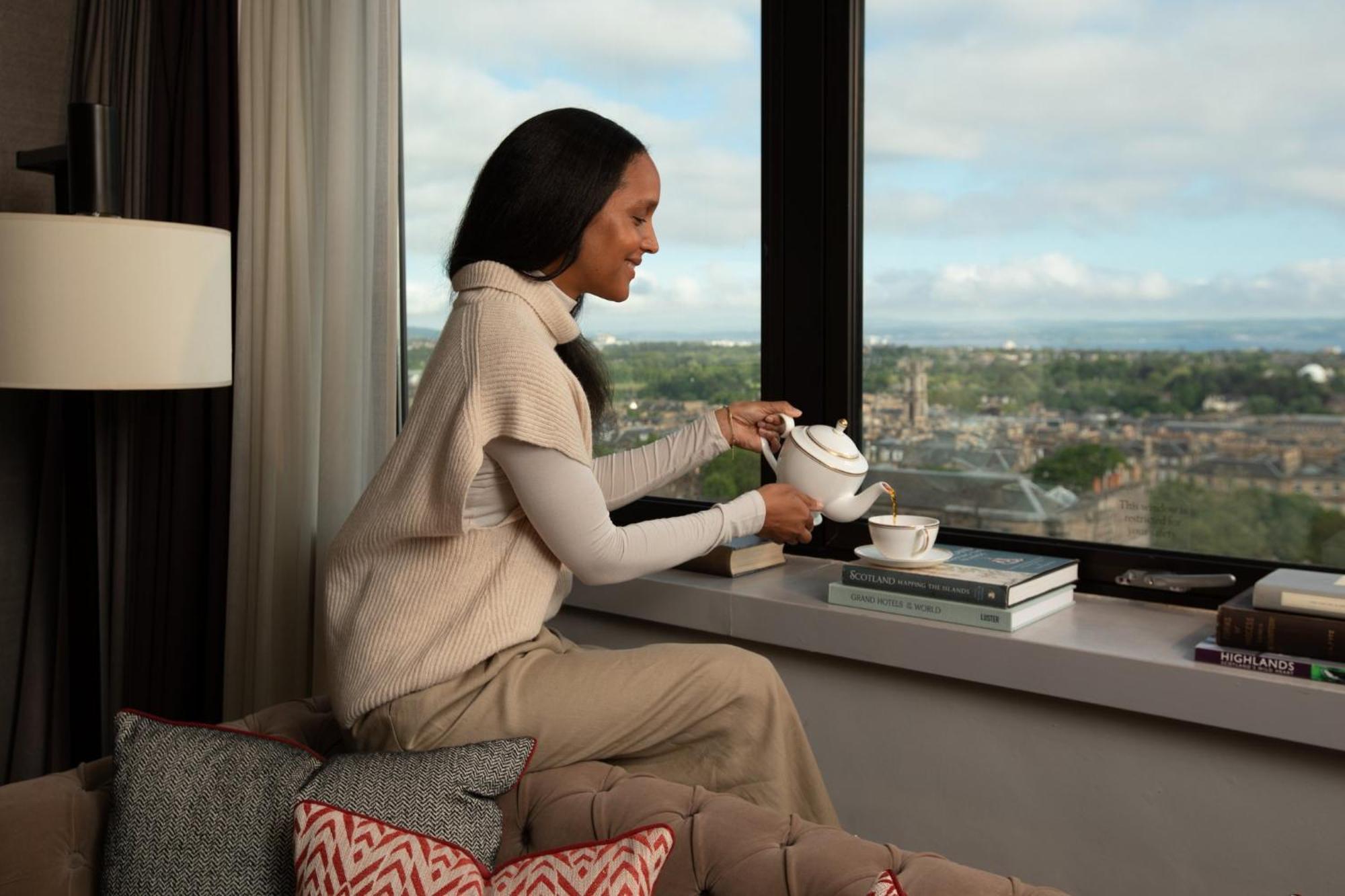 Intercontinental Edinburgh The George By Ihg Hotel Luaran gambar A woman enjoying a cup of tea