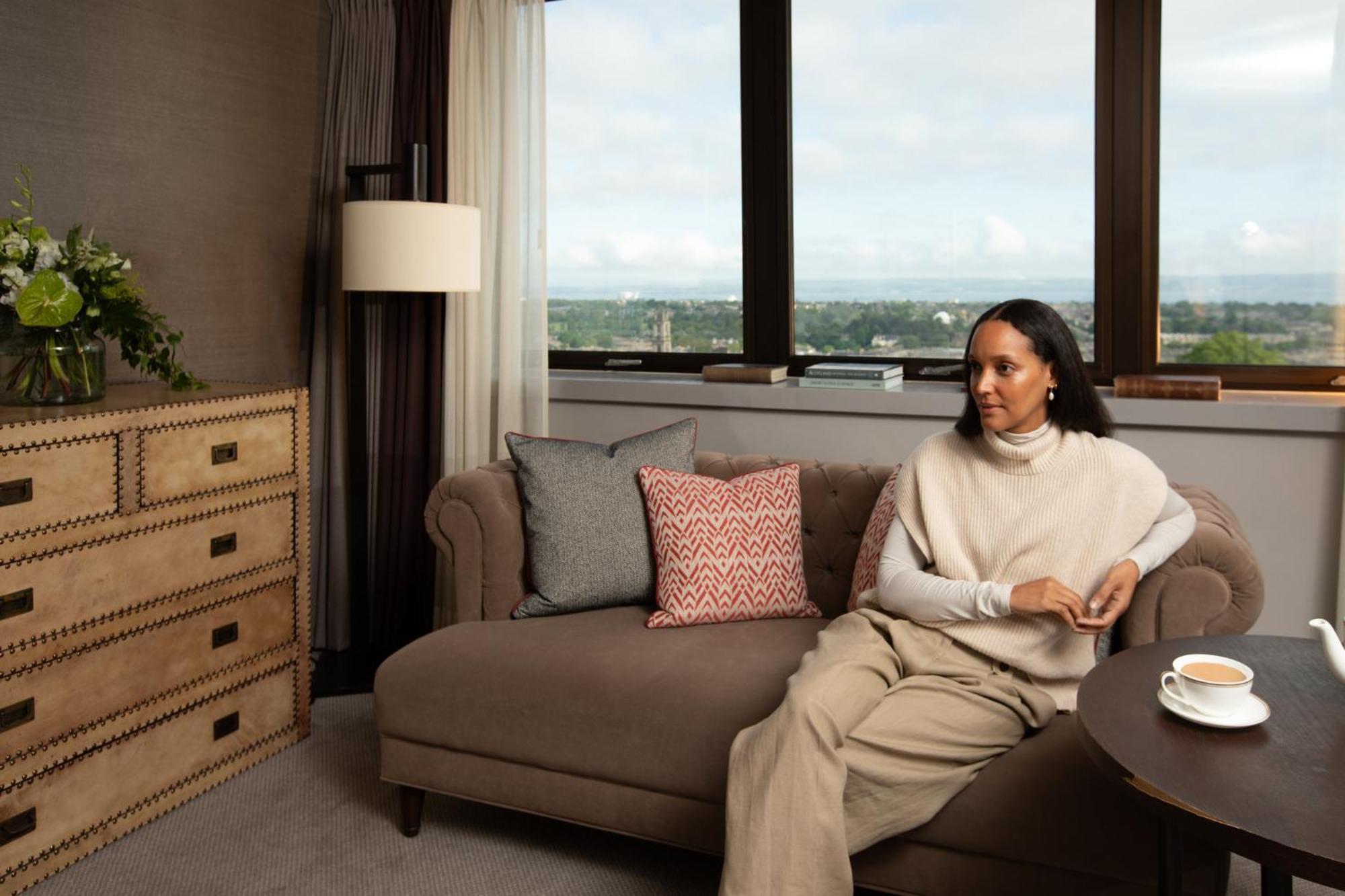Intercontinental Edinburgh The George By Ihg Hotel Luaran gambar A woman sitting on a sofa