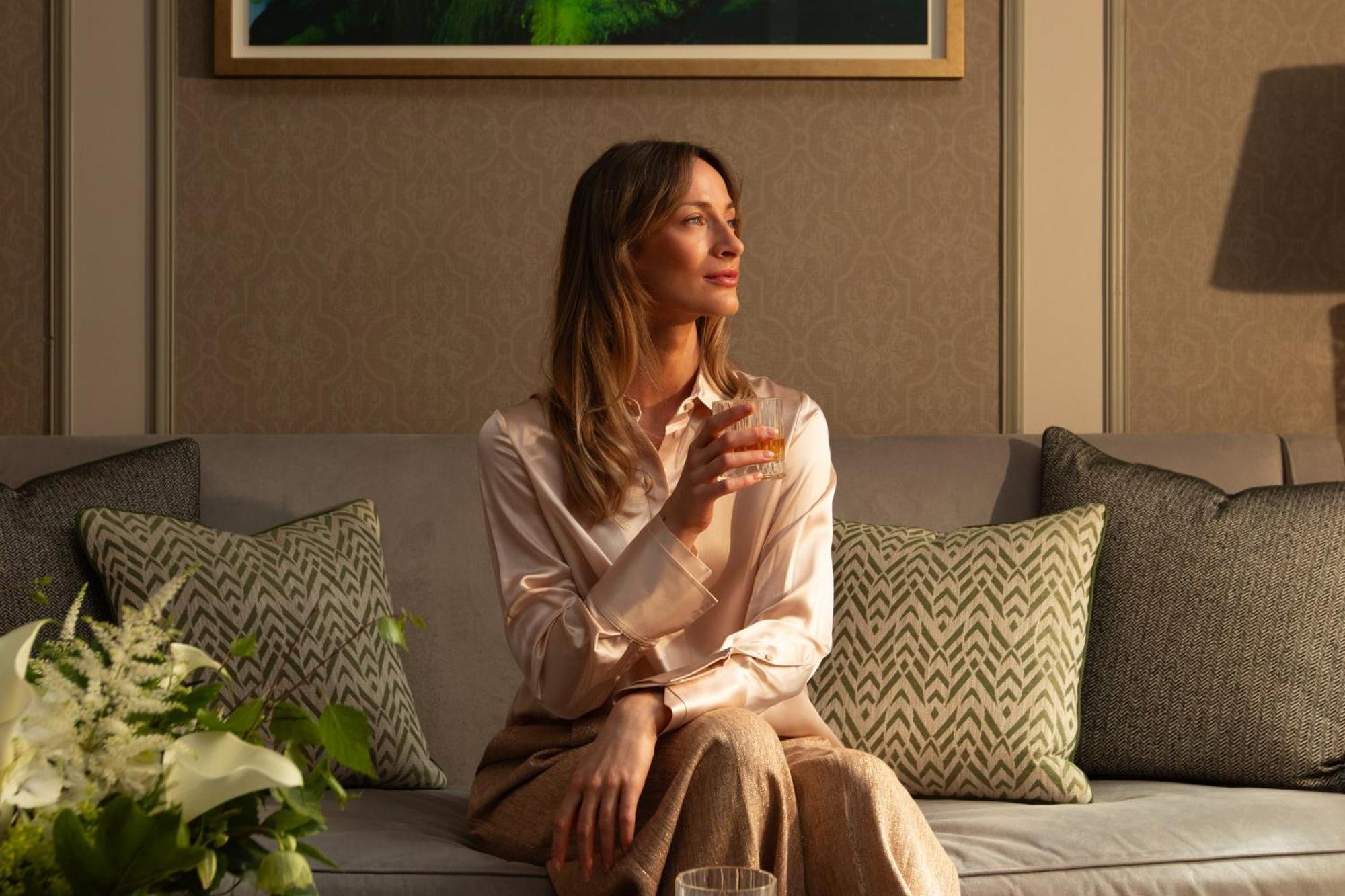 Intercontinental Edinburgh The George By Ihg Hotel Luaran gambar A woman wearing a silk shirt