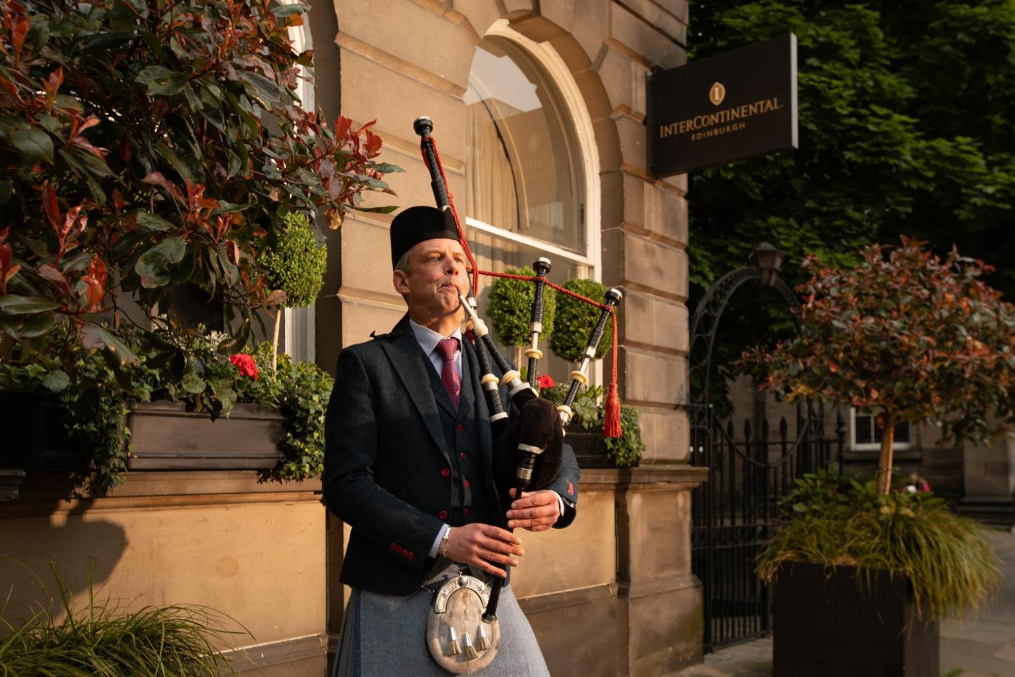 Intercontinental Edinburgh The George By Ihg Hotel Luaran gambar Piper at the entrance of the hotel